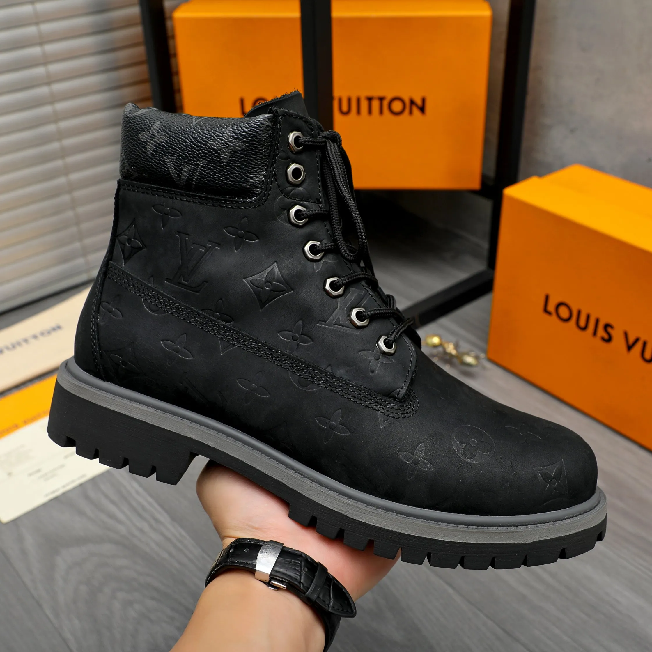 Men's shoes 💰p480 Product trademark: LV "Louis Vuitton" business lace-up high-top men's shoes Regular size: 38-44 Product materials: Selected matte cowhide embossed upper Leather lining Original rubber outsole